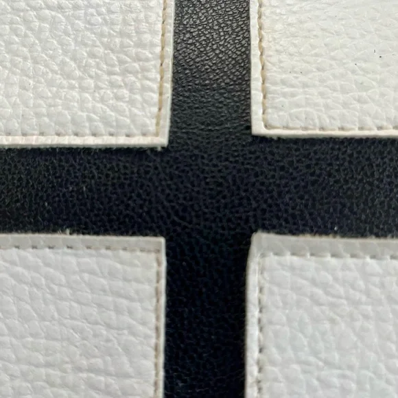 Vintage 1980’s Black and White Pebbled Leather Cross-Accent Checker Shoulder Bag - Picture 4 of 14